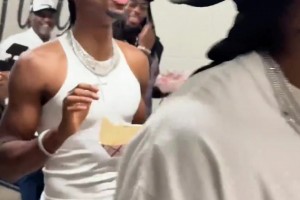 奪冠暫停自律！亞歷山大給每個隊友發(fā)了一盒薯條??