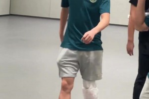 應(yīng)該問題不大！王鈺棟賽后左膝敷著冰袋，和隊(duì)友說笑離開球場(chǎng)
