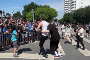 是真高也是真瘦??！切特同球迷親切互動 現(xiàn)場簡直水泄不通