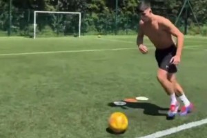 阿瑪斯在夏季進行個人射門訓練，不知道是不是教練組的特殊安排