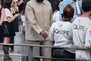 這是參展嗎？哈登帶著小墨鏡現(xiàn)身巴黎時裝周~