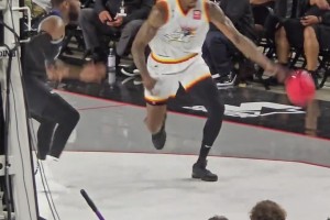 霍華德持球單打門羅 被帽之后再來一次找回掩面