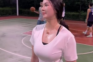 肘子姐不僅手感火熱，身材也相當(dāng)火熱