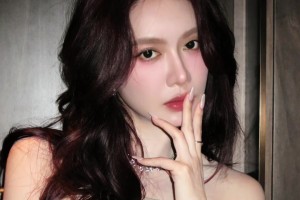 美娜曬視頻：今天不是53，是35了??