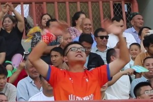 “喀什杯”比賽現(xiàn)場(chǎng)，魯蜜與岳普湖縣觀眾配合一起為泰山隊(duì)加油
