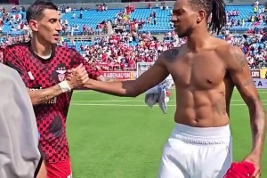 天使的魅力！拜仁球星奧利塞賽后主動找迪馬利亞換球衣