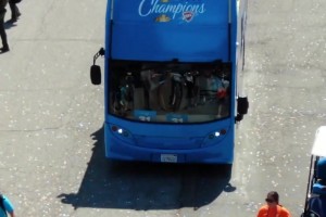 人山人海啊??！俄城奪冠游行簡直太壯觀了！