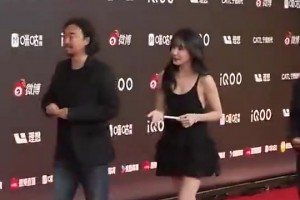 美娜此前和峰哥一起出席活動(dòng)，這身裝扮真的可以哦！??