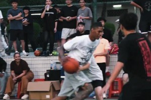 明知道他只會右手運(yùn)球，但就是防不住...