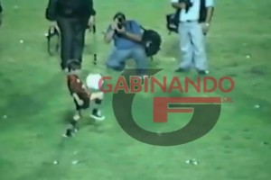 球迷公布一段未曾公開的影像：9歲梅西顛球，觀眾高呼“馬拉多“