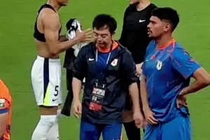 賽后武漢三鎮(zhèn)隊(duì)長(zhǎng)樸志洙主動(dòng)與王大雷交換球衣