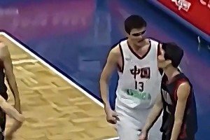 巔峰時期的姚明是這樣打球的！內(nèi)外兼?zhèn)?手感柔和怎么防！