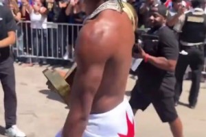 亞歷山大手捧獎杯腰上圍著加拿大國旗 奪冠游行完全嗨起來了！