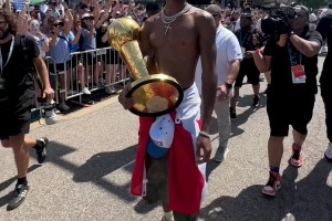 意氣風(fēng)發(fā)少年時！SGA手捧獎杯 身披國旗盡情享受球迷歡呼