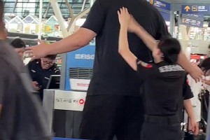 太高了！姚明機場過安檢 工作人員點起腳尖伸手都夠不到哈~