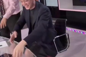 這是標(biāo)配嗎？你永遠(yuǎn)猜不到楊鳴在解說時(shí)下半身穿什么??