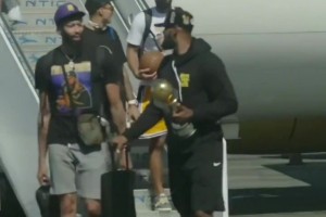 卡魯索戴著湖人冠軍戒指 幫兄弟們彌補了2020年冠軍游行的遺憾