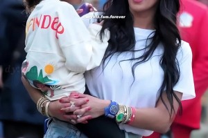 球迷在迪士尼偶遇瓦妮莎帶著孩子們游玩慶祝koko的6歲生日