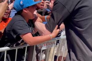 長不大的孩子??！哈騰同小球迷親切互動