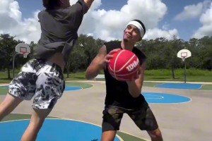 難道這是Shams說的即將發(fā)生的大交易？??美媒設(shè)想：湖人出里夫斯等8人換約基奇