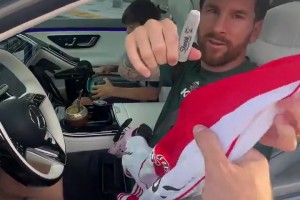 梅西為河床球迷簽名，球迷圓夢瞬間激動不已！