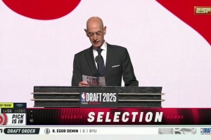 13順位不選分位？鵜鶘13順位摘下奎因隨后上臺(tái)同蕭華握手