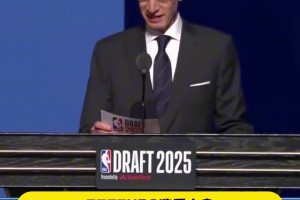 楊瀚森在選秀結(jié)束后被迷弟團團包圍 小球迷們一臉興奮地和他自拍