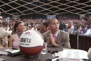 09年選秀大會勇士7號簽選中斯蒂芬-庫里！全場瞬間噓聲一片！??（尼克斯想）