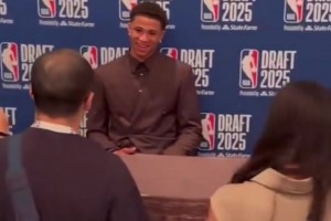 這人氣！弗拉格面對長槍短炮，邊上卡特-布萊恩特只有寥寥幾人