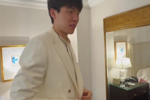 帥氣逼人！楊瀚森一身白色帥氣正裝 自信上車前往選秀現(xiàn)場(chǎng)