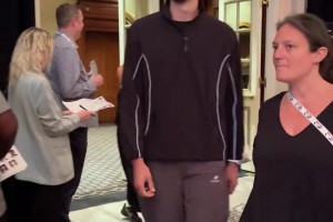 狀元還有懸念嗎？狀元最大熱門弗拉格來(lái)到記者采訪區(qū)~