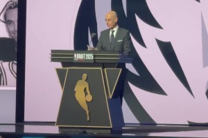 感受現(xiàn)場熱烈氛圍！弗拉格當(dāng)選狀元現(xiàn)場版！歡呼和掌聲巨大！