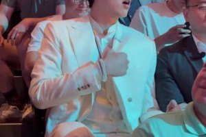 現(xiàn)場(chǎng)視角看楊瀚森被選中：瞬間張大嘴巴，然后趕緊起身整理衣服