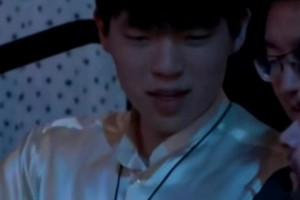 定妝照look！楊瀚森一身白色西裝帥氣亮相定妝照拍攝現(xiàn)場