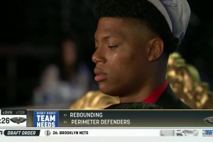 滿臉不開心！埃斯貝利下場后感覺在強(qiáng)顏歡笑啊