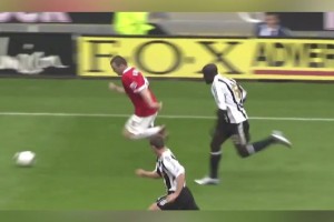 魯尼的無解沖擊，范尼的射門！這進(jìn)球看的過癮?。? >
                                        </div>
                                    </div>
                                                                        <div   id=