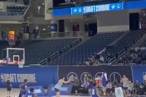 這意識(shí)不錯(cuò)！楊瀚森聯(lián)合試訓(xùn)半場(chǎng)對(duì)抗，擋拆后順下迎著兩人暴扣！