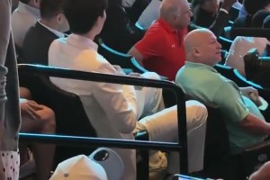 要習(xí)慣NBA的專機(jī)啦！2米16楊瀚森登機(jī)秒變“折疊模式”??