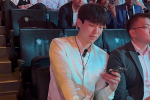 籃網(wǎng)首輪手握5個簽！一席白色西裝楊瀚森坐在大會場邊耐心等待！