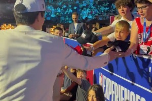 楊瀚森被選中后，與選秀大會現(xiàn)場的中國球迷們挨個擊掌！