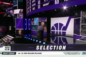 跌至第五！前三熱門埃斯-貝利被爵士選中同蕭華握手 表情不開心