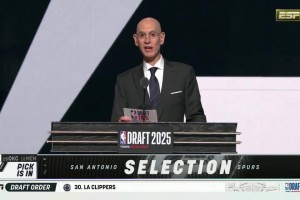 聽(tīng)名字就很牛逼！卡特-布萊恩特上場(chǎng)同蕭華握手