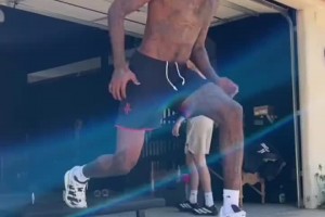 還是舍不得離開?。〗軅?格林訓(xùn)練中還穿著火箭的短褲~