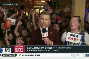 手握狀元簽！獨(dú)行俠球迷臉上全都洋溢著期待的表情