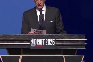 ??提前練習(xí)過？肖華念楊瀚森的名字，拼音發(fā)音真的標(biāo)準(zhǔn)??！