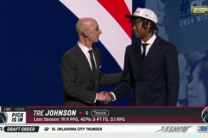 KD學(xué)弟！特雷-約翰遜特立獨(dú)行穿搭奇特上臺同蕭華握手