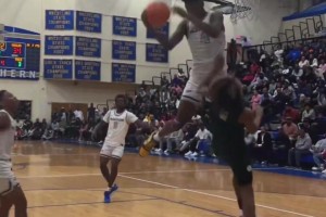 名場(chǎng)面！原來這個(gè)沖鋒暴扣就來自艾斯-貝利，身體確實(shí)炸裂