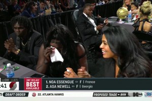 淚灑當(dāng)場！南蘇丹馬盧阿奇跌落至太陽第十順位 上臺同蕭華握手