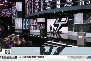 名宿之子！五冠傳奇羅恩-哈珀的二兒子小哈珀當(dāng)選榜眼同蕭華握手