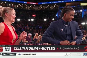 猛龍9順位博伊爾斯 水平牛不牛還未知但一旁金發(fā)女友勁爆啊??